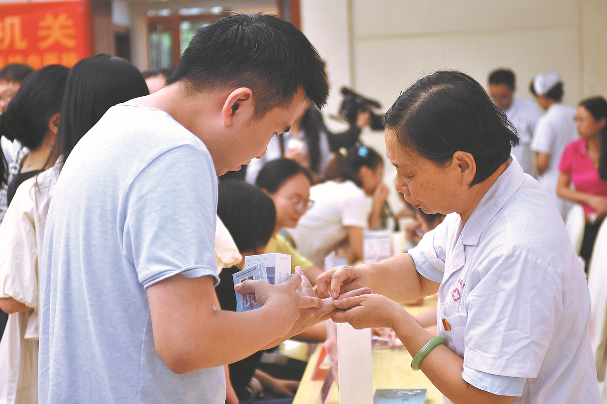 TCM treatment catches interest of new generation (2)